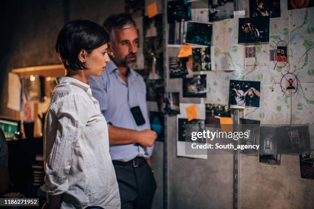 indagine sul crimine - investigatore foto e immagini stock