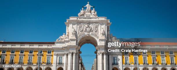 lisbon portugal panorama the 18th century arco da rua augusta, triumphal arch gateway, next to the praca do comercio square in baixa district in lisbon, portugal, on a sunny day. - plaza-del-comercio fotografías e imágenes de stock