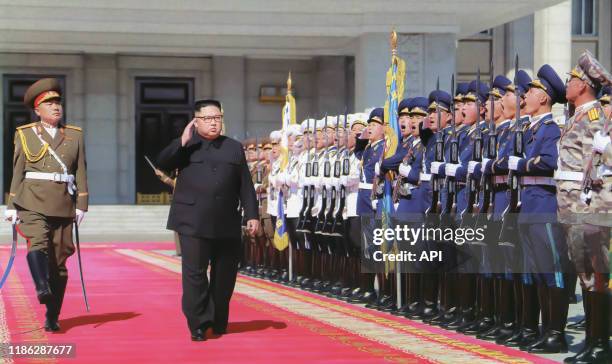 Kim Jong-un inspectant ses troupes avant la parade de l'anniversaire des 70 ans de la création de la Corée du Nord à Pyongyang, le 9 septembre 2018,...