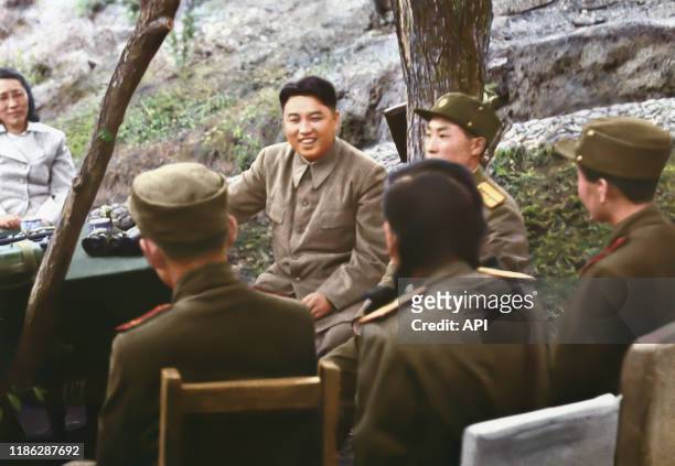 Kim Il-sung rencontrant des héros de guerre, en juin 1951, lors de la guerre de Corée, Corée du Nord.