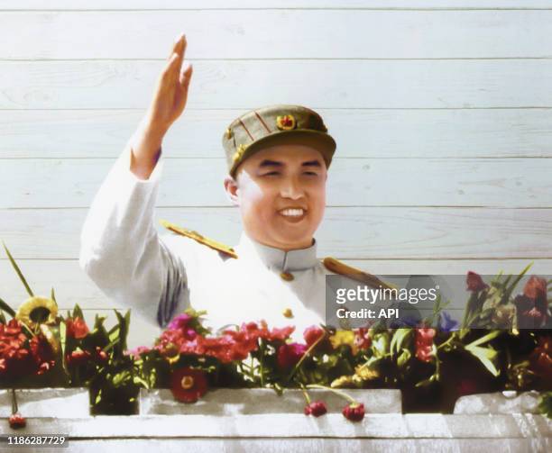 Portrait de Kim Il-sung lors d'une parade militaire, en auoût 1953, Corée du Nord.