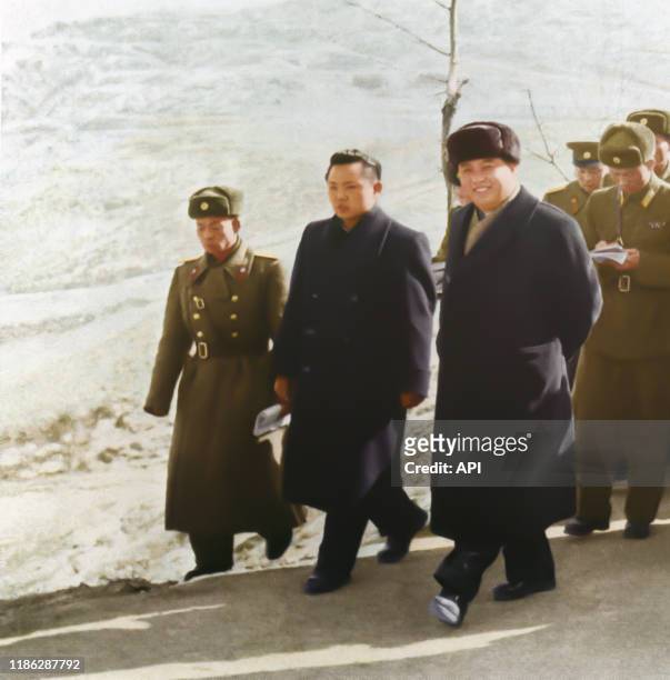 Kim Il-sung et Kim Jong-il inspectant la frontière sud-coréenne, en février 1963, Corée du Nord.