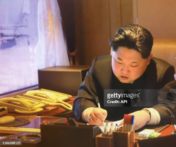Kim Jong-un écrivant l'ordre de lancer du satellite Kwangmyongsong 3, en février 2016, Corée du Nord.