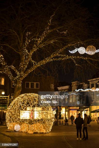 escultura ligera en zwolle durante el invierno con la gente mirando las luces en la calle y el árbol - zwolle fotografías e imágenes de stock