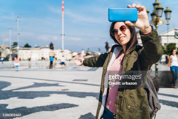 selfies in skopje, nordmakedonien - skopje stock-fotos und bilder