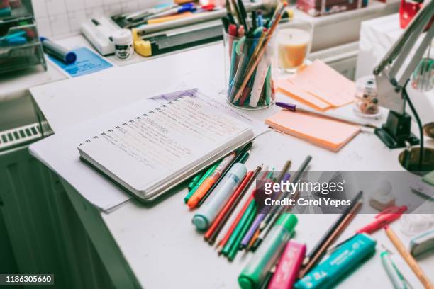messy student desk at home - utiles escolares fotografías e imágenes de stock