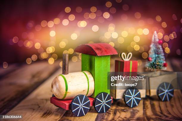 kerst speelgoed trein - christmas toys wooden background stockfoto's en -beelden