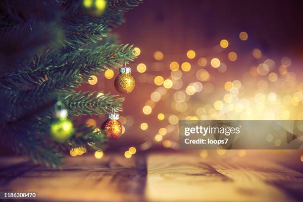 geschmückter weihnachtsbaum - weihnachten stock-fotos und bilder