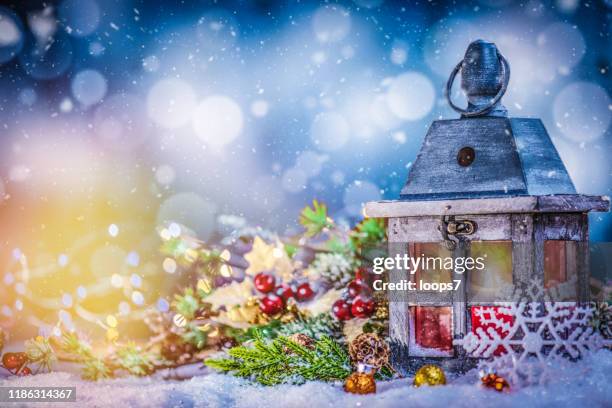 lantaarn met verlichte kaars en kerstversiering met kopieer ruimte - magie de noel stockfoto's en -beelden