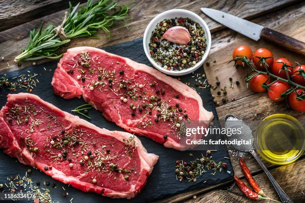 rauwe filet steak - gefilleerde biefstuk stockfoto's en -beelden