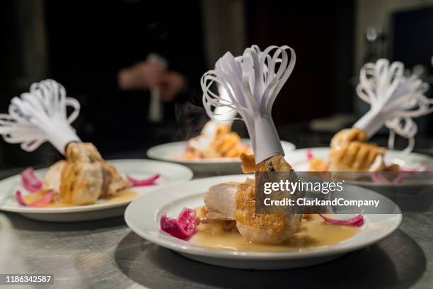 piatto di faraona con mela e pancetta al passo. - faraona comune foto e immagini stock