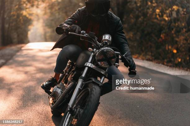 conductor de motocicleta negra - vintage motorcycle fotografías e imágenes de stock