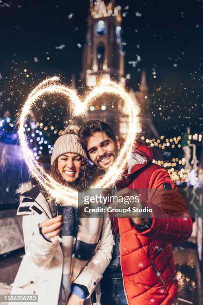 new year eve couple - two year anniversary party stock pictures, royalty-free photos & images