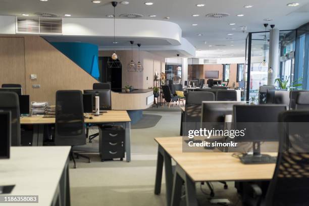 weergave van leeg callcenter kantoor - leeg bureau stockfoto's en -beelden