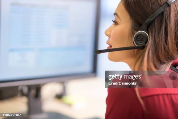 rappresentante del servizio clienti che lavora nel call center - red shirt foto e immagini stock