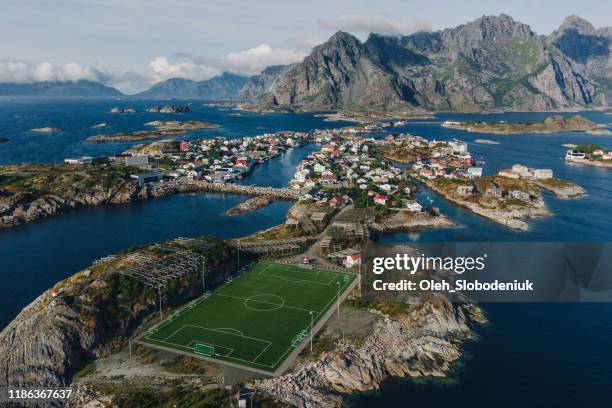 vista aérea panorámica del campo de fútbol en las islas lofoten - lofoten fotografías e imágenes de stock