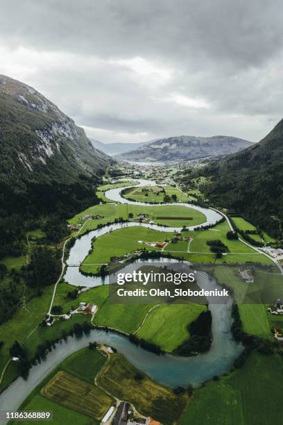 schilderachtige luchtfoto van river valley in noorwegen - rivier gras oever stockfoto's en -beelden