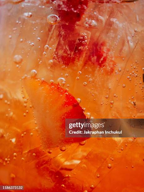 strawberry sparkling water - koolzuurhoudende drank stockfoto's en -beelden
