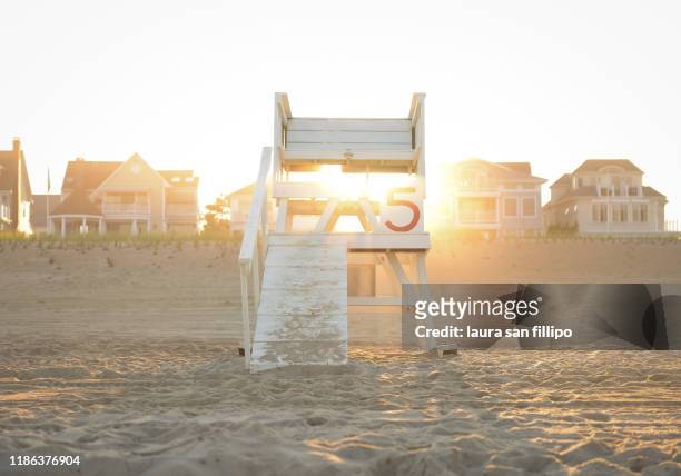sunset through lifeguard stand #5 in spring lake new jersey - jersey shore new jersey photos et images de collection