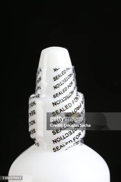 safety seal on a medical fluid bottle - solution saline photos et images de collection