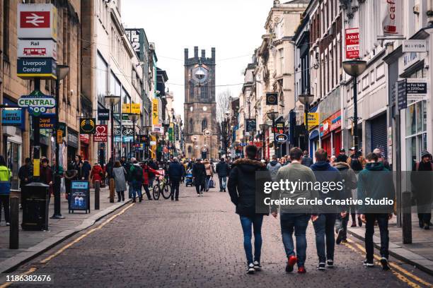 bold street im herzen der stadt liverpool - halb mann halb frau stock-fotos und bilder