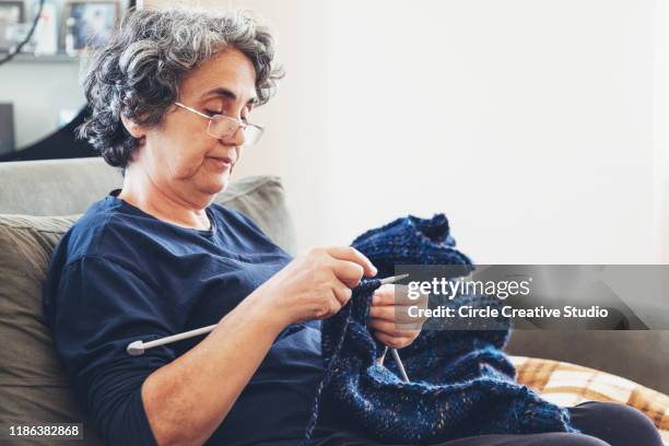 senior vrouwen breien - stay at home mother stockfoto's en -beelden