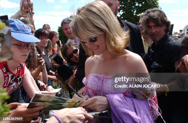 La femme du chanteur français Johnny Hallyday, Laeticia, signe des autographes le 27 Juin 2004 à l'hippodrome Jean Gabin de Moulins-La-Marche près...