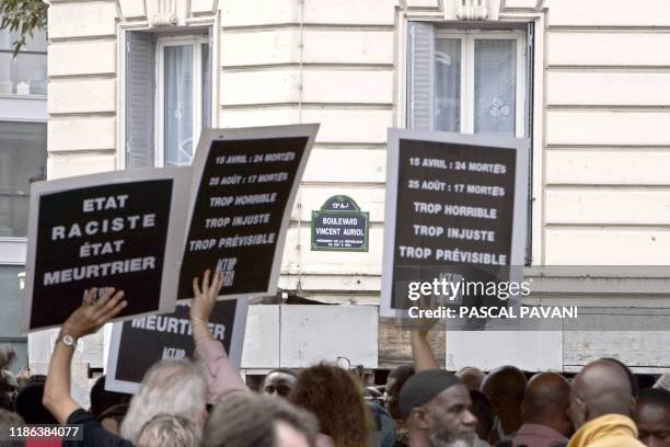 Des membres du DAL participent, le 26 août 2005 à Paris, à une manifestation pour dénoncer la politique du logement à Paris après l'incendie d'un...