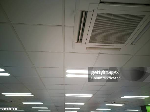 air conditioning ventilation ducts and light in building - fluorescent light 個照片及圖片檔