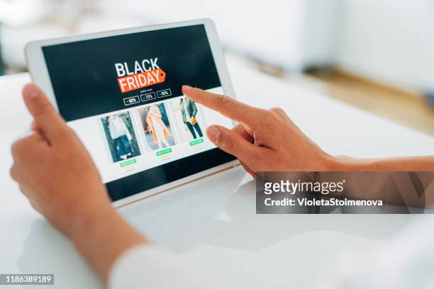 mujer comprando en línea en el viernes negro. - black friday shopping event fotografías e imágenes de stock