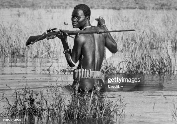 Un combattant marche dans les eaux dans la région d'Anyanya. Le bataillon de rebellles, dès 1970, sera le noyau dur de la future Armée populaire de...