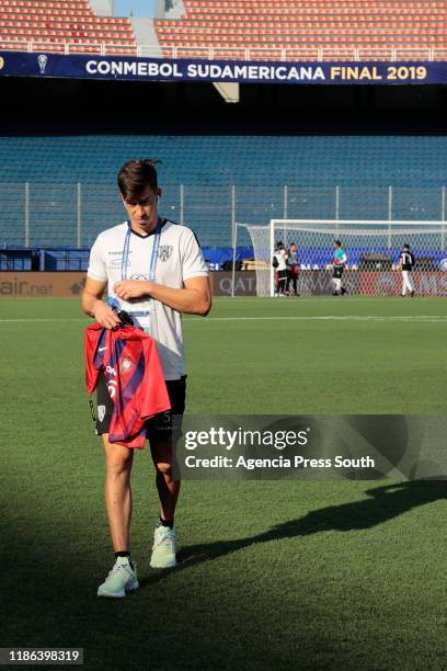 Richard Schunke of Independiente del Valle leaves the pitch with a jersey of Cerro Porteño during the court recognition at La Nueva Olla Stadium on...