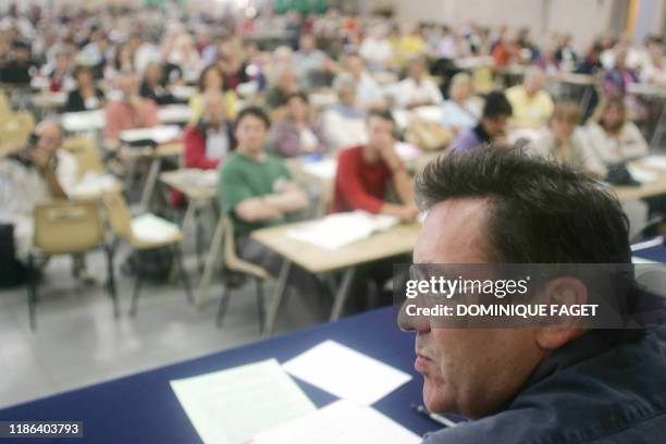 Jacques Nikonoff, président de l'association altermondialiste Attac, s'exprime le 25 août 2004 à Arles, lors de la première journée de la 5e...