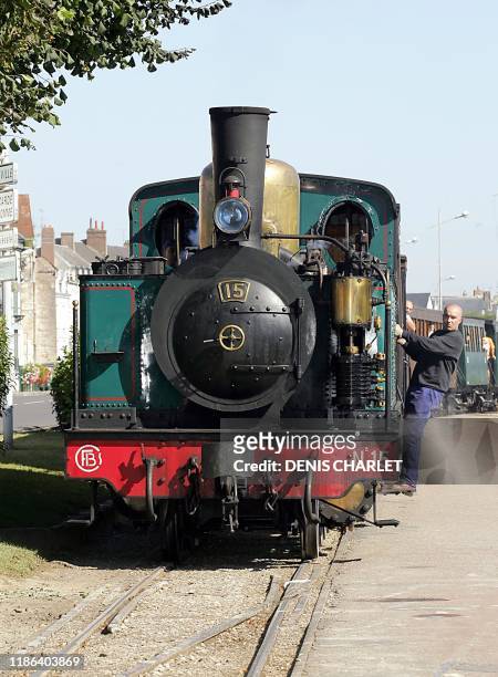 Un bénévole de l'association qui exploite le chemin de fer de la baie de Somme est monté sur la locomotive à vapeur, le 11 août 2004 à...