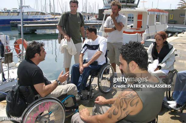 Marc Mollo , président de l'association Voiles au large, explique, le 03 juin 2004 à Hyères, aux personnes du centre Renée Sabran, les consignes de...