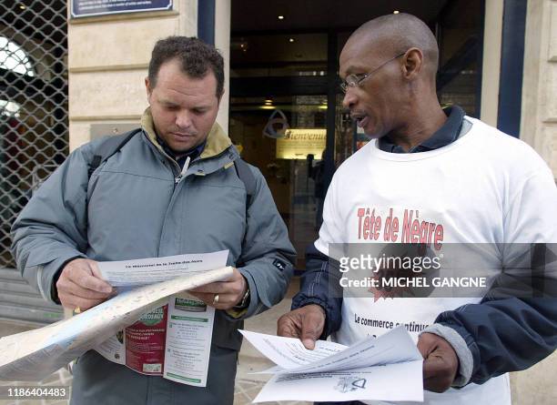 Un membre de l'association "diverscités" distribue, le 03 avril 2004 dans les rues de Bordeaux, des tracts pour dénoncer la vente, par l'office du...