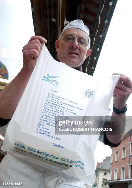 Jean-Pol Ricard, vice-président de l'association "Louviers commerce plus", présente, le 04 mars 2004 à Louviers, l'un des 4.000 sacs 100 %...