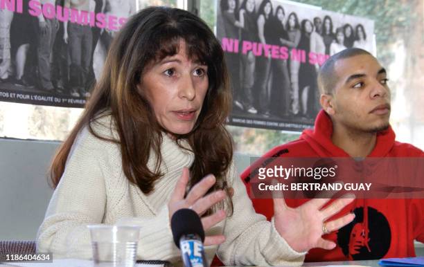 Fadela Amara , présidente de "Ni putes, ni soumises", s'exprime au côté du vice-président Olivier Bassua, le 29 janvier 2004 à Paris, lors d'une...