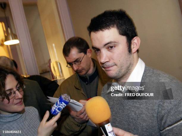 Marc Jampy , étudiant en histoire et président de l'association antinégationniste lyonnaise Hippocampe, répond aux journalistes, le 28 janvier 2004...