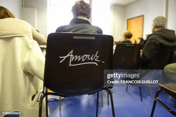 Des personnes participent à une réunion de groupe hebdomadaire organisée par l'association Les Alcooliques anonymes, le 23 janvier 2004 à Paris. AFP...