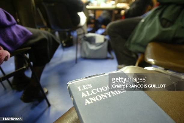 Des personnes participent à une réunion de groupe hebdomadaire organisée par l'association Les Alcooliques anonymes, le 23 janvier 2004 à Paris. AFP...
