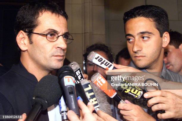 Le président de l'UEJF Ygal El Harrar écoute l'avocat de l'UEJF Me Jean-Claude Cohen qui répond aux journalistes, le 11 août 2000 à la sortie du...