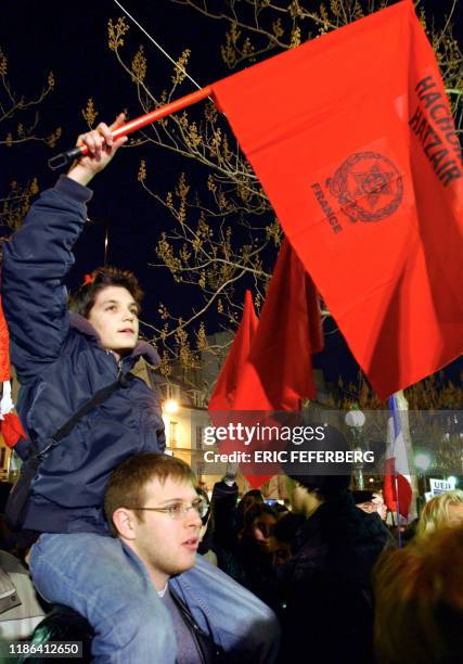 Un adolescent brandit un panneau de l'association Hachomer Hatzair, mouvement international des jeunes juifs socialistes, pendant la manifestation...