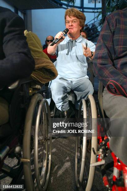 Patrick Petit Jean, président de l'association des personnes de petite taille , s'exprime, le 28 novembre 2002 à Paris, lors des premières rencontres...