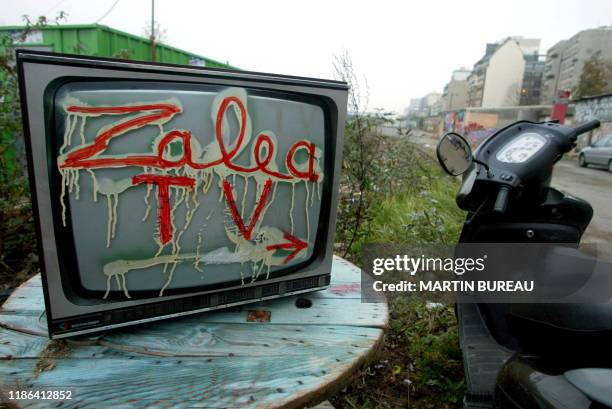 Photo de l'entrée de la télévision associative Zalea TV prise, le 26 novembre 2002, à Paris. Zalea TV, dont le démarrage le 29 octobre 2002 avait été...