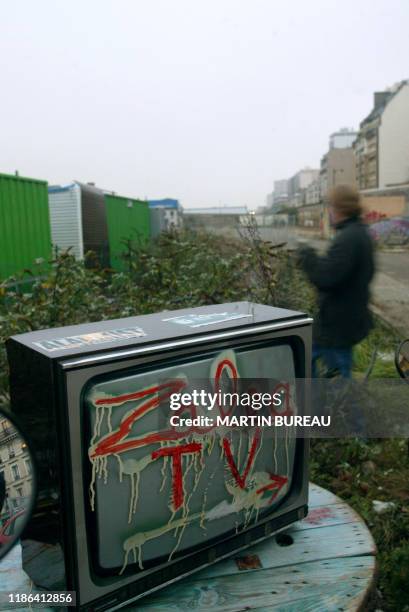 Photo de l'entrée de la télévision associative Zalea TV prise, le 26 novembre 2002, à Paris. Zalea TV, dont le démarrage le 29 octobre 2002 avait été...