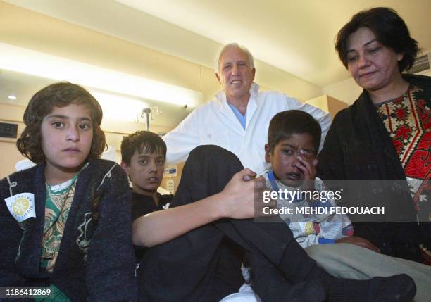 Ferishta Shah, 8 ans, Rohullah, 13 ans, le professeur Alain Deloche président de l'association "La chaîne de l'Espoir", Shafigullah, 6 ans et le...