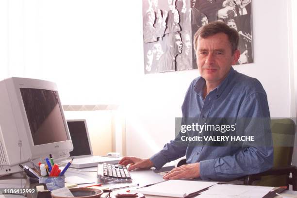 Pierre Saglio, le nouveau président de ATD-Quart-Monde s'entretient le 19 octobre 2002 avec la presse dans le bureau de son lieu de travail à Rennes....