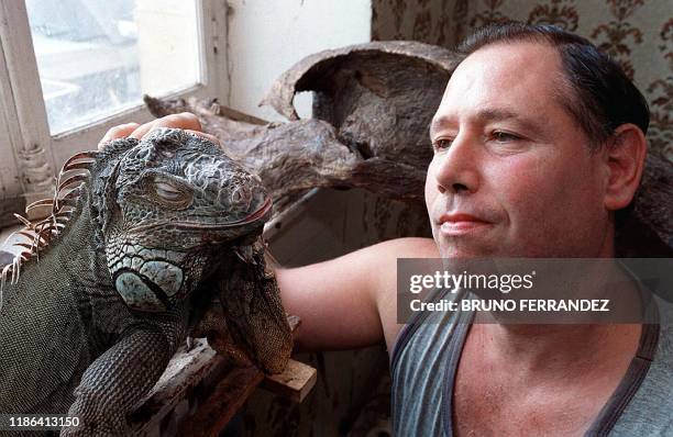 Michel Depoorter caresse son iguane "Godzilla", le 24 septembre 2002 à son domicile de La Cote, où il élève près de 250 animaux . La préfecture du...