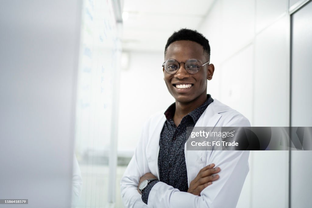 Retrato de um cientista de sorriso no laboratório